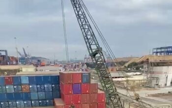 Kafes bomlu vinç ve kapaklı kepçeyle asit tankından tortu çıkarma – Özge Lojistik saha çalışması