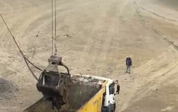 Kapaklı Kepçeyle Yükleme (Sahadan) Kapaklı (grab) kepçeyle damperli kamyona dökme malzeme yükleme – Özge Lojistik saha çalışması