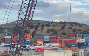 Kafes Bomlu Paletli Vinç (Sahadan) Liman sahasında çalışan kafes bomlu paletli vinç – Özge Lojistik