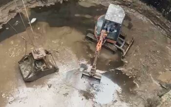 Tank içinde kapaklı kepçe ve mini ekskavatörle çamur alma – Özge Lojistik saha çalışması